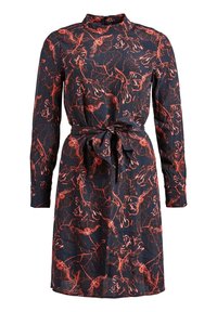 Robe à manches longues en tissu bleu marine avec un motif floral et de branches rouges, présentant une ceinture à nouer à la taille et un col haut.
