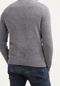 Pull tricot gris avec un motif texturé, manches longues, poignets et ourlet côtelés, montrant une vue de dos sans fermetures visibles.