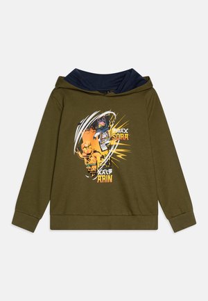 Olivengrøn hættetrøje med grafik af to farverige ninjafigurer mærket "Sora" og "Arin" i actionstillinger på forsiden.