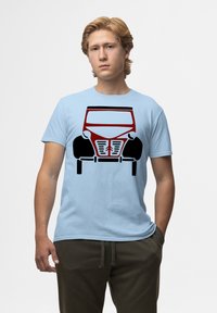 Světle modré tričko s grafickým designem přední části auta v červené a černé barvě. Krátké rukávy a kulatý výstřih, volný střih.