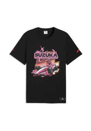 Camiseta negra de Puma con gráfico rosa de un coche de carreras de Fórmula 1 y texto "Gran Premio de Japón de Fórmula 1 Suzuka 2026" en el frente.