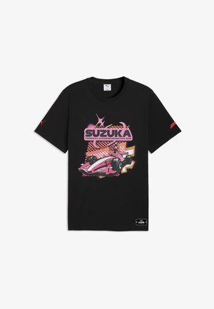 Camiseta negra de Puma con gráfico rosa de un coche de carreras de Fórmula 1 y texto "Gran Premio de Japón de Fórmula 1 Suzuka 2026" en el frente.