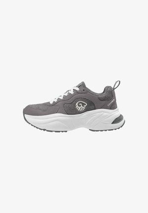 Grijze sportschoenen met een combinatie van suede en mesh bovenwerk, witte middenzool en gestructureerde zwarte details op de zool. Vetersluiting, trekhaak op de hiel.