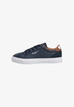 Nízký námořnicky modrý teniska s bílou podrážkou, černými tkaničkami, hnědým poutkem na patě a bílým logem "Pepe Jeans London" na straně.
