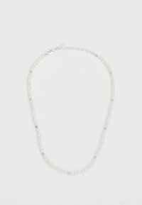 Collana di perle con perle bianche irregolari intervallate da piccoli dettagli metallici. Chiusura sicura e catena regolabile.