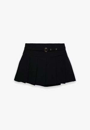 Minigonna nera plissettata con cintura e fibbia argento, mostrata stesa su sfondo bianco.