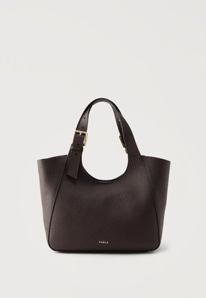 Tummanruskea teksturoidusta nahasta tehty käsilaukku, jossa säädettävä hihna ja kullanvärinen solki, pieni kultainen Furla-logo etuosan keskellä.