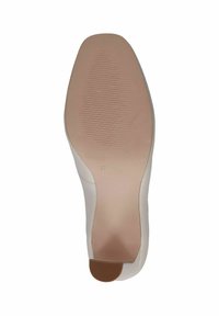 Sole di scarpa bianca con tacco alto, finitura liscia e cremosa, motivo di grip strutturato e un accentuazione marrone sul tallone. Taglia indicata come 37.