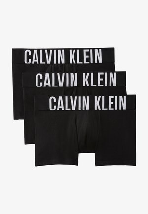 Drie zwarte Calvin Klein boxershorts gestapeld, elk met een brede tailleband waarop de merknaam in grote witte letters staat.