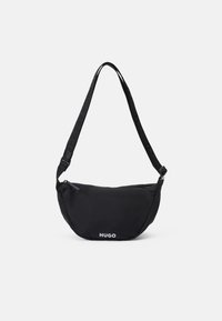 Borsa a spalla in nylon nero con forma curva, dotata di chiusura con zip, tracolla con logo e un dettaglio logo bianco sulla parte anteriore.