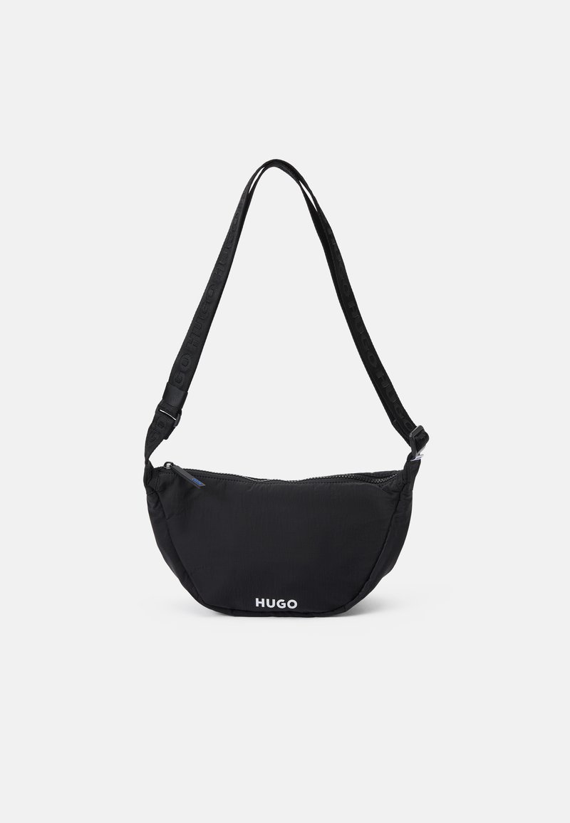 Borsa a spalla in nylon nero con forma curva, dotata di chiusura con zip, tracolla con logo e un dettaglio logo bianco sulla parte anteriore.