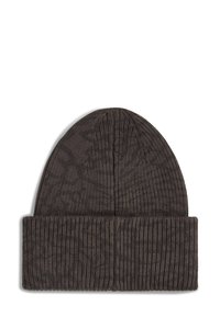 Tumši pelēki riboti adīti cepures, ar salocītu malu. Materiāla tekstūra izskatās maiga, ar smalkām rakstu detaļām, kas integrētas dizainā.