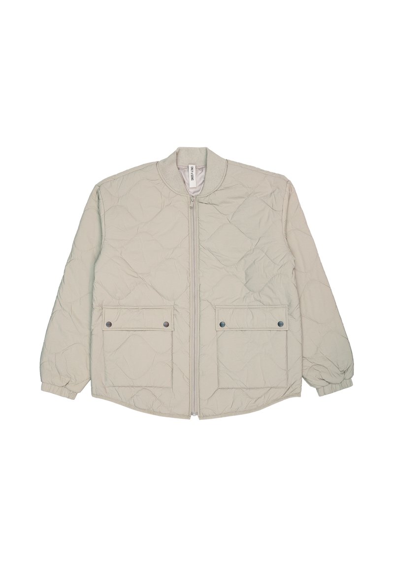 Giacca imbottita leggera di colore grigio pallido con zip frontale, due tasche a toppa e polsini elasticizzati. Texture liscia e sottile motivo a losanghe.