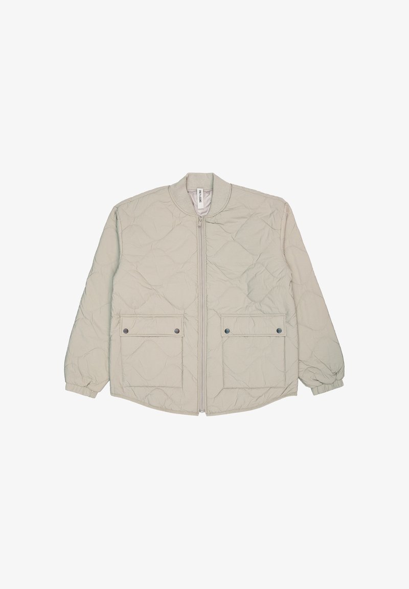 Giacca imbottita leggera di colore grigio pallido con zip frontale, due tasche a toppa e polsini elasticizzati. Texture liscia e sottile motivo a losanghe.