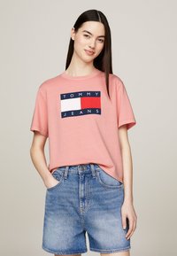Tommy Jeans FLAG TEE - Camiseta estampada - ballet pink