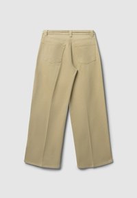 Pantalon beige à jambes larges en coton, avec deux poches arrière, une taille haute, et une finition nette sans attaches visibles.