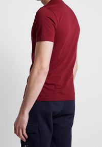Calvin Klein Triko s potiskem - bordeaux