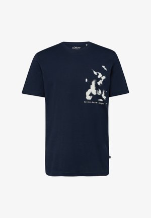 Granatowy t-shirt s.Oliver z białym abstrakcyjnym nadrukiem i małym napisem na piersi: "less is more - less is less - synergize".