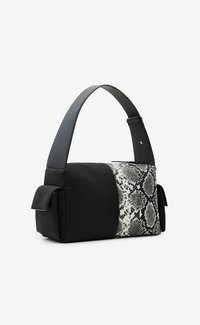 Sac noir texturé avec un accent en motif serpent. Il dispose d'une bandoulière unique et d'une fermeture éclair avec des poches latérales.