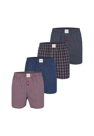 Vier Paar karierte Herren-Boxershorts in Rot-, Blau- und Grautönen, jeweils mit elastischem Bund und drei roten Knöpfen am Hosenschlitz.