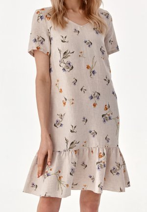 Jasnobeżowa lniana sukienka z krótkimi rękawami, kwiatowy wzór w kolorach pomarańczowym i niebieskim, dekolt w serek oraz falbaniasty dół.
