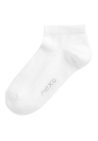 Chaussette blanche à chevilles fabriquée dans un matériau doux, avec un poignet à côtes et un petit logo gris sur le côté. Design simple et sans couture.