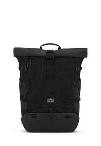 Čierny batoh s rolovacím vrchom vyrobený z odolného materiálu, obsahujúci prednú pracku, bočné vrecká a diagonálne detaily z pružného lana.