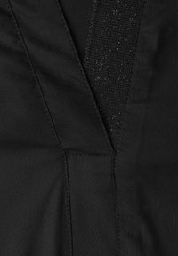 Tessuto nero con scollo a V e pannello testurizzato a contrasto. Cuciture visibili e texture liscia su tutta la superficie.