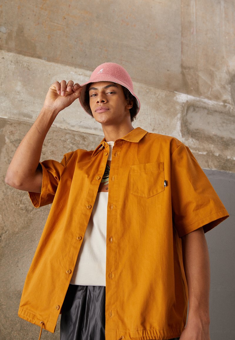 Nike Sportswear CLUB Shirt desert ochre/ochre Zalando.ie