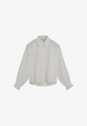 Blusa bianca con bottone frontale, colletto strutturato e pannello in pizzo intricati al petto. Presenta maniche lunghe e vaporose con polsini arricciati.