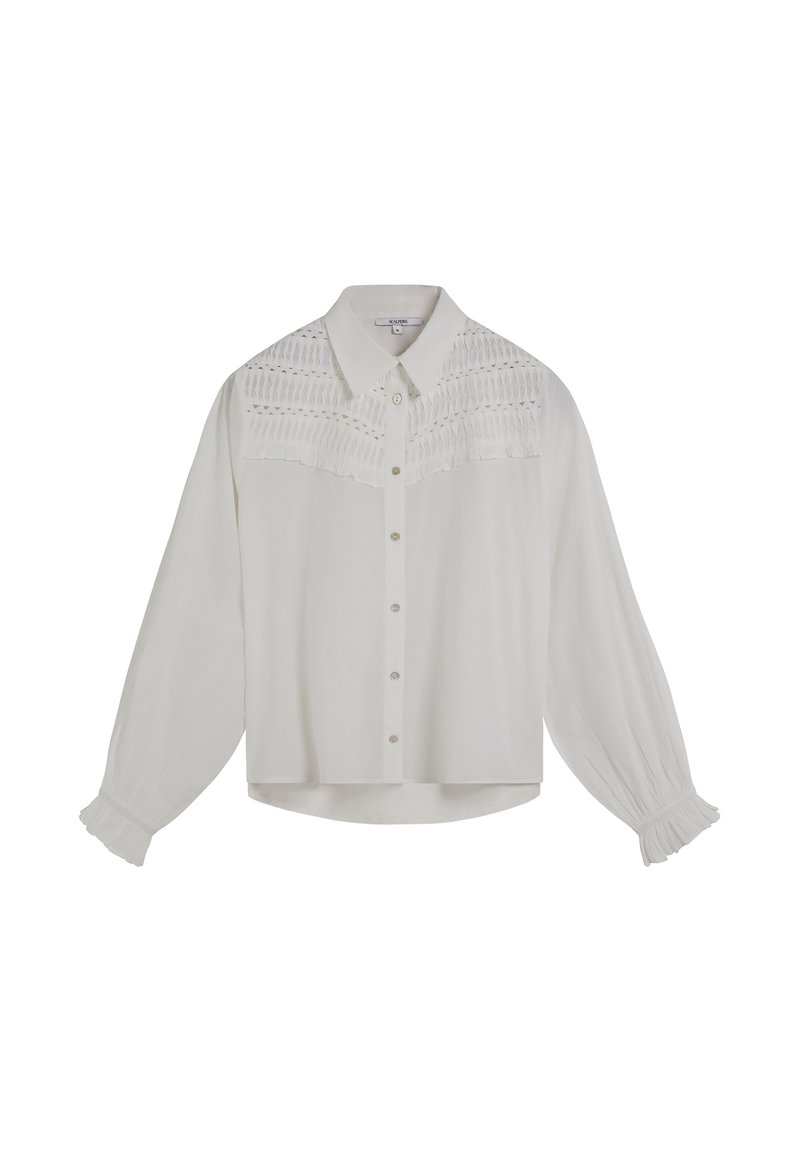 Blusa blanca con un frente abotonado, cuello estructurado y un intrincado panel de encaje en el pecho. Presenta mangas largas y vaporosas con puños fruncidos.