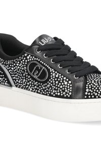 Černé kožené tenisky s zdobením z rhinestones, kulatá špička, černé tkaničky a bílá gumová podrážka. Logo na jazyku a boční akcenty.