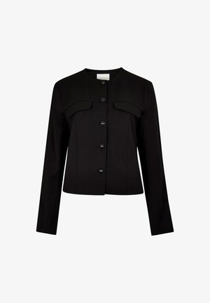 Sort cropped jakke lavet af vævet stof, med en rund krave, knappet front og klapdetaljer på brystet. Lange ærmer.