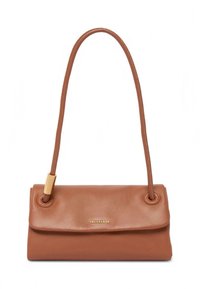 Brun læderhåndtaske med fold-over klap, guldfarvede beslag og en slank skulderrem. Glat tekstur og minimalistisk design.