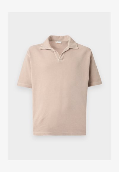 Polo beige à manches courtes avec tissu texturé et col ouvert, présenté sur un fond blanc uni.