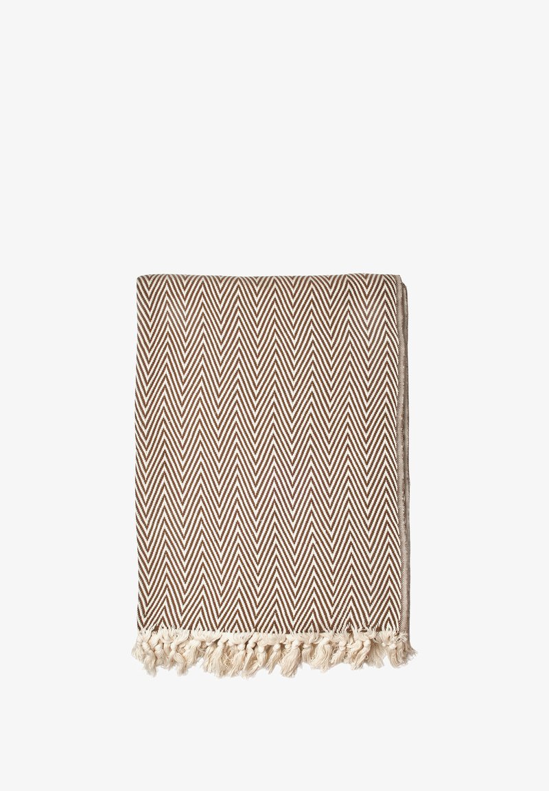 Hnedý a krémový dekový vzor v rybacej kosti s třásňami, vyrobený z mäkkého tkaného materiálu. Obdĺžnikový tvar, pekne zložený.