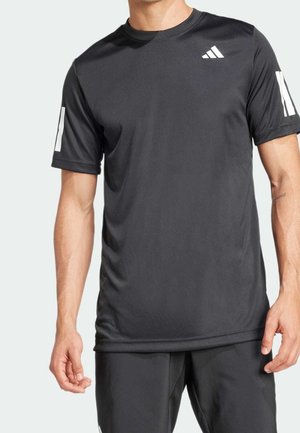 Schwarzes Sport-T-Shirt mit kurzen Ärmeln, aus feuchtigkeitsableitendem Material. Mit weißen Logos auf der linken Brust und den Ärmeln.