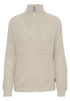 Beige strikket genser med høy krage, halv glidelås, løs passform, ribbestrikkede mansjetter og et firkantet halsdetalj. Har en liten logo-aksent.