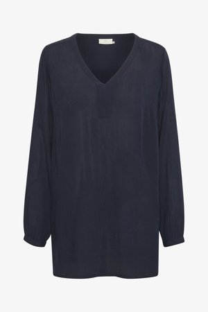 Marineblauwe blouse met lange mouwen, voorzien van een V-hals, subtiele textuur en een relaxte pasvorm met opgerolde manchetten en een klein voorplacket.