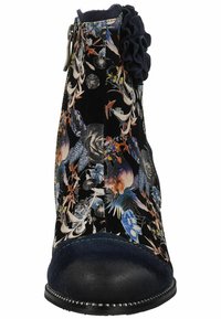 L'boot presenta un esterno in velluto nero con motivi floreali e di uccelli colorati. Ha una punta arrotondata, accenti blu scuro e un dettaglio floreale decorativo.