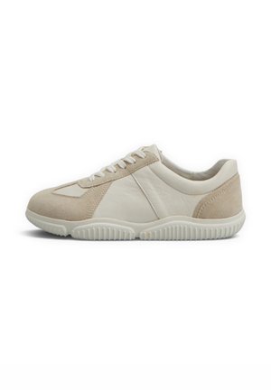 Sneaker casual beige e bianco con allacciatura frontale, tomaia in suede e pelle, suola in gomma bianca.