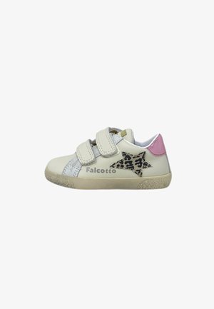 Scarpa da ginnastica bianca per bambini con due cinturini in Velcro, stella con stampa leopardata sul lato, inserto rosa sul tallone e marchio "Falcotto".