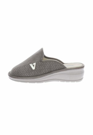 Zapatilla gris tipo slip-on con lados estampados, suela acolchada y un logo blanco estilizado "A" en un lado.