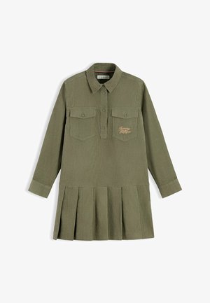 Oliven-grøn langærmet kjole med krave, knappede brystlommer, knapper foran, plisseret nederdel og broderet "Tommy Hilfiger" logo på venstre lomme.