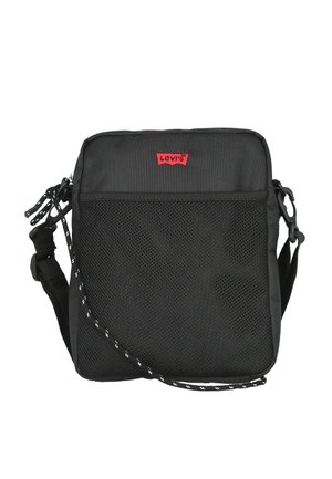 Bolso bandolera negro de Levi's con bolsillo frontal de malla, correa ajustable y parche de logo rojo en el centro superior.