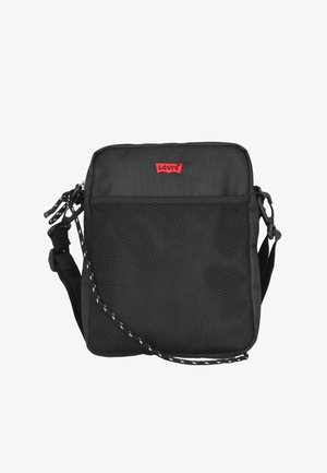 Bolso bandolera negro de Levi's con bolsillo frontal de malla, correa ajustable y parche de logo rojo en el centro superior.
