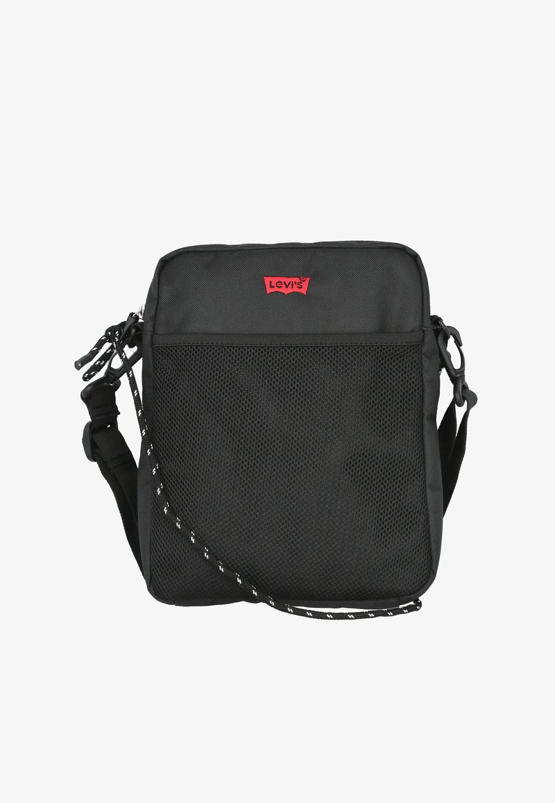 Bolso bandolera negro de Levi's con bolsillo frontal de malla, correa ajustable y parche de logo rojo en el centro superior.