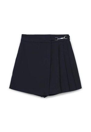 Pantaloni corti a pieghe blu navy realizzati in un tessuto morbido, con una fibbia argentata in evidenza sulla vita e un design sartoriale.