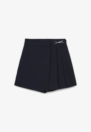 Marineblaue, plissierte Shorts aus einem glatten Stoff, mit einer silbernen Akzentgürtelschnalle am Bund und einem taillierten Design.