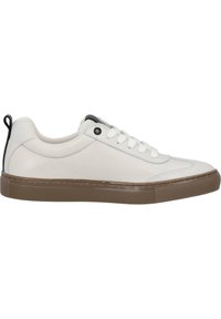 Baskets en cuir blanc avec un bout arrondi, semelle plate en caoutchouc brun et accent noir au niveau du talon. Conçues avec des lacets et des détails de couture.